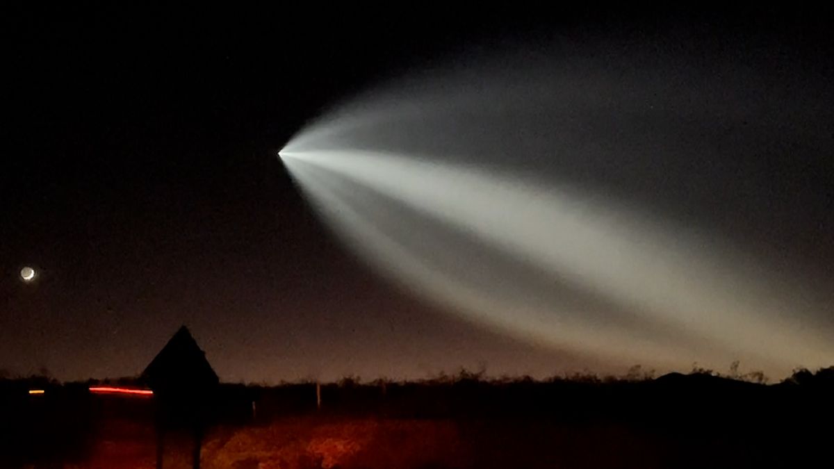 Průlet rakety Falcon 9 vykouzlil na noční obloze kometu